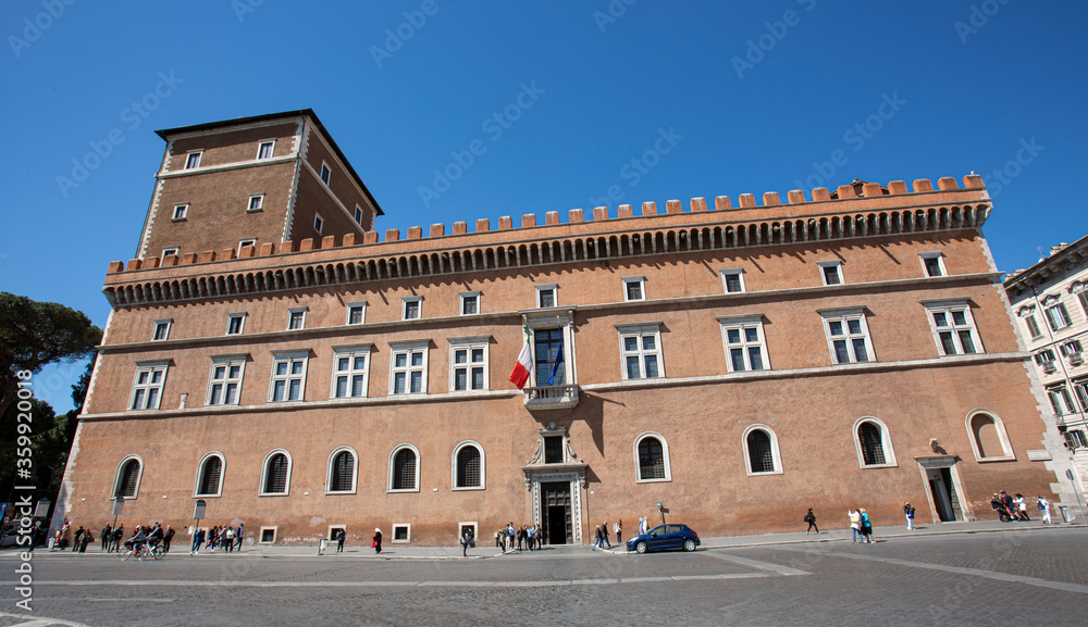 Palazzo Venezia a Roma visto di fronte in una giornata di sole con il cielo blu