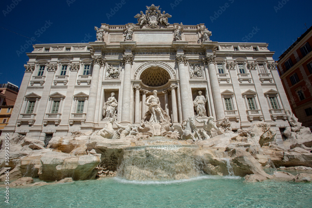 Fontana di trevi a Roma in una giornata solata con il cielo blu