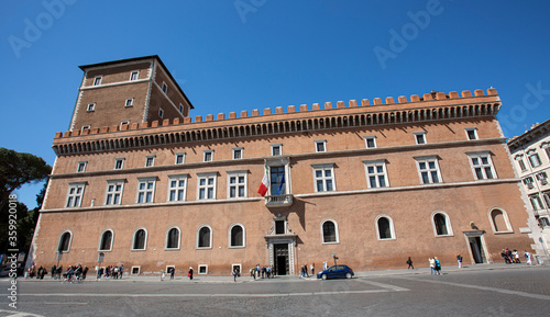 Palazzo Venezia a Roma visto di fronte in una giornata di sole con il cielo blu
