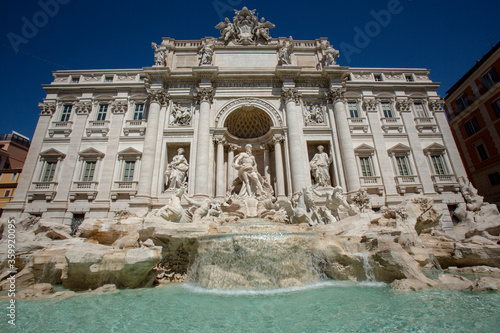 Fontana di trevi a Roma in una giornata solata con il cielo blu