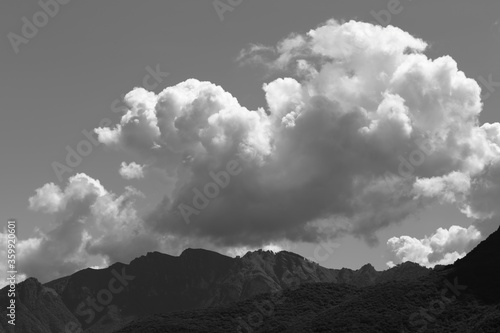 Nuvola sopra una montagna in bianco e nero photo