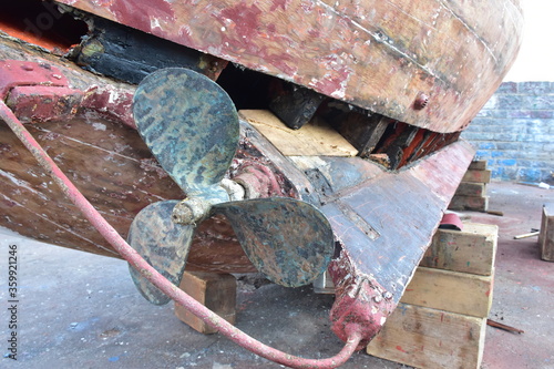Obraz na płótnie Restauro di una vecchia barca in legno. Località Sferracavallo, Palermo, Sicilia w salonie
