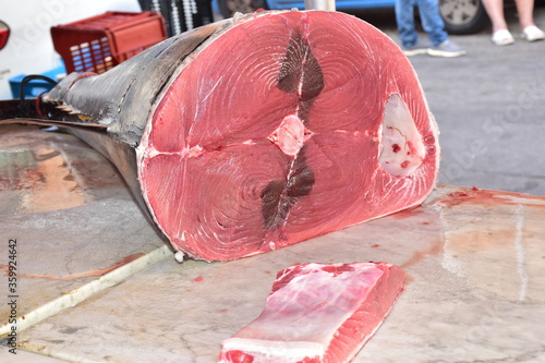 Obraz na płótnie Tonno rosso in vendita al mercato del pesce di
Palermo, Sicilia w salonie