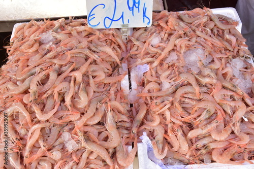 Obraz na płótnie Gamberi sul banco del pesce al mercato di Palermo, Sicilia w salonie