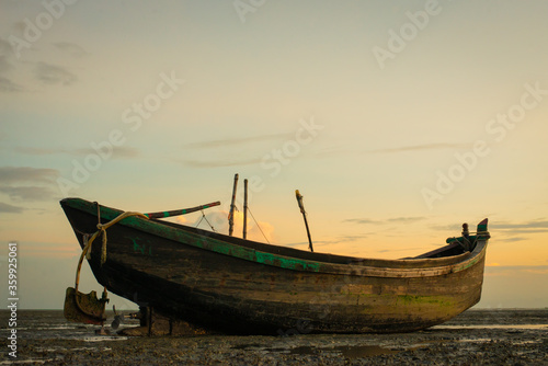 Foto old boat on the beach