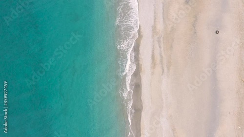 Vista verticale a occhi di uccello di una spiaggia e del mare  photo