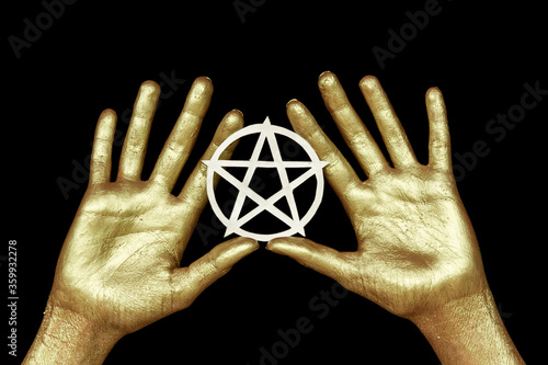Φωτογραφία Golden hands symbol pentacle on black background