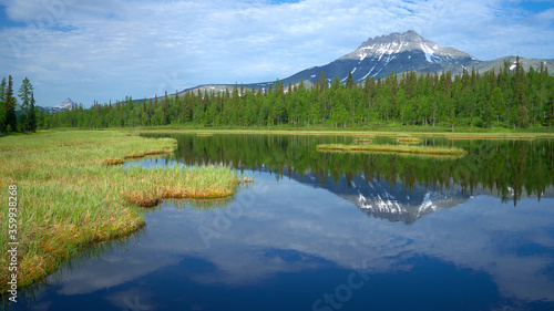 Mount Manaraga is reflected in the lake