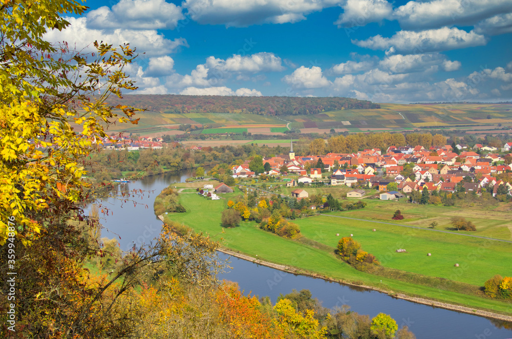 Obraz premium Die Mainschleife bei Volkach in Unterfranken Deutschland im Herbst