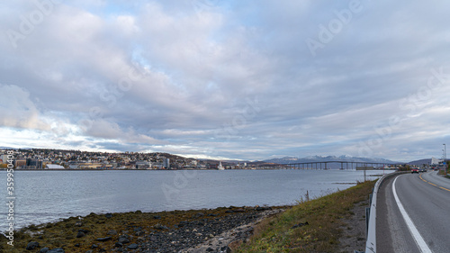 Blick entlang der K  stenstra  e auf die Insel Tromsoya mit der Stadt Troms    Norwegen