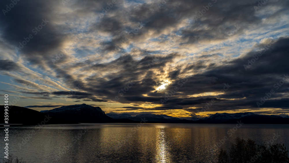 Sonnenuntergang über dem Fjord bei Oksfjordhamm, Finnmark, Norwegen