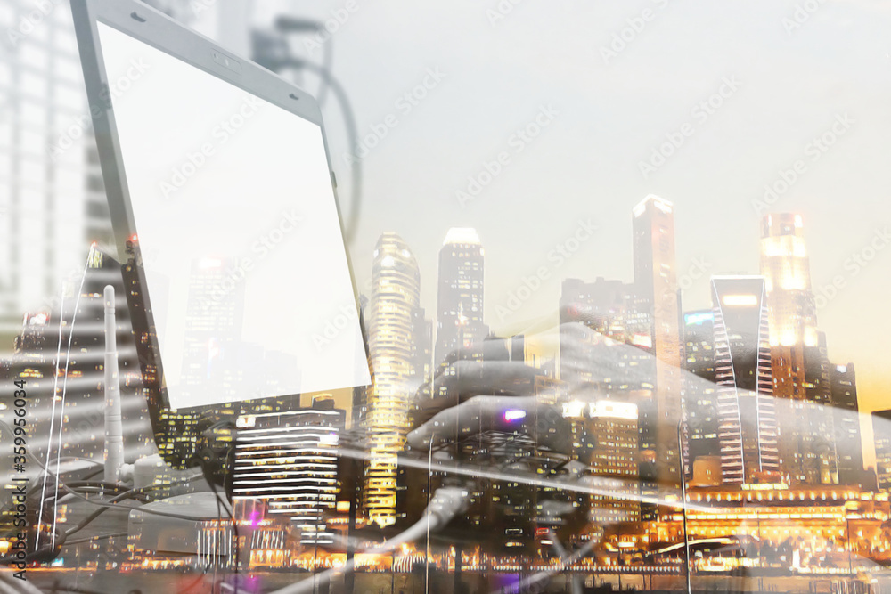 Obraz premium The use of technology in urban society to work.
