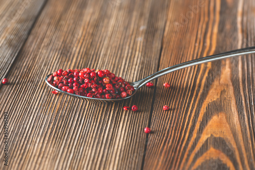 Fotografie Spoon of red peppercorn