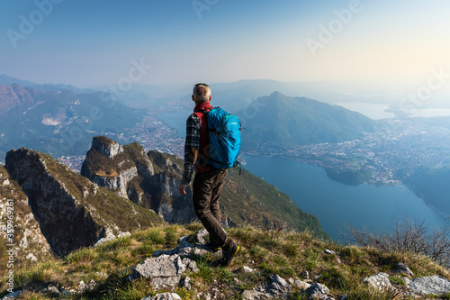Rear view of hiker on mountaintop, Orobie Alps, Lecco, Italy © Westend61