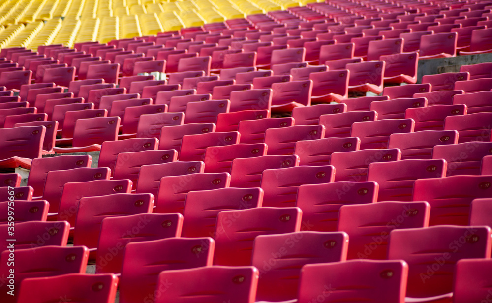 Fototapeta premium Rzędy czerwonych pustych miejsc na stadionie