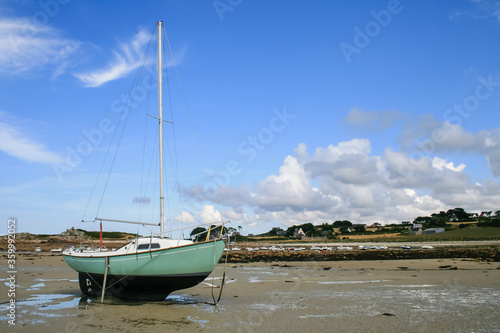bateau sur une plage bretonne en   t  