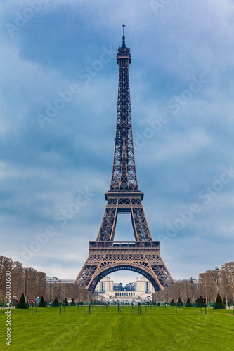 The famous Tour Eiffel at the end of winter © anamejia18