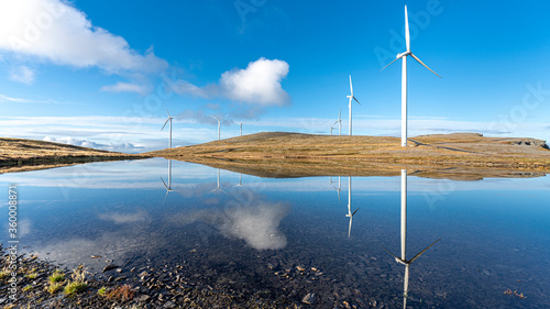 Fotografie Der nördlichste Windpark der Welt auf der Insel Havoya, Finnmark, Norwegen