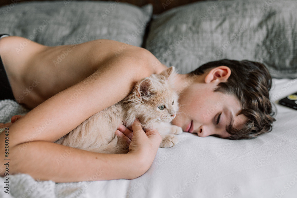 © Melanie DeFazio Photography/Stocksy - Boy and kitten © Melanie DeFazio Photography/Stocksy - Boy and kitten