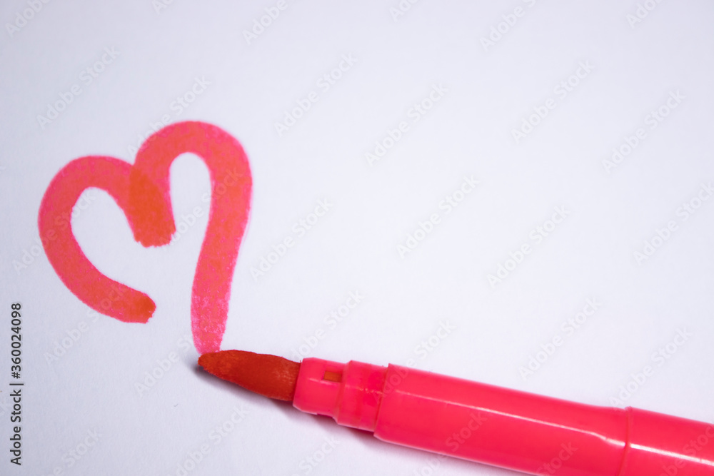 pink felt-tip pen with a painted heart next to it. stationery concept. copy space. isolated. High quality photo pink felt-tip pen with a painted heart next to it. stationery concept. copy space. isolated. High quality photo