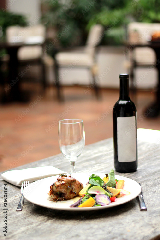 Φωτογραφία chef monta plato gourmet pollo al horno con ensalada frutas y verduras coloridas