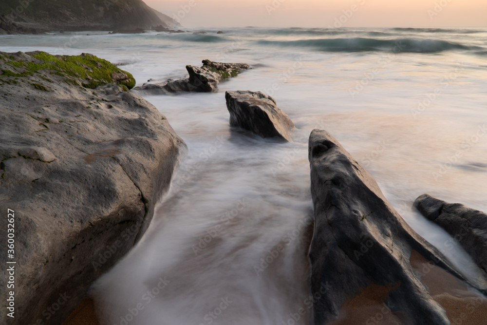 Obraz premium Rocky beach in the evening