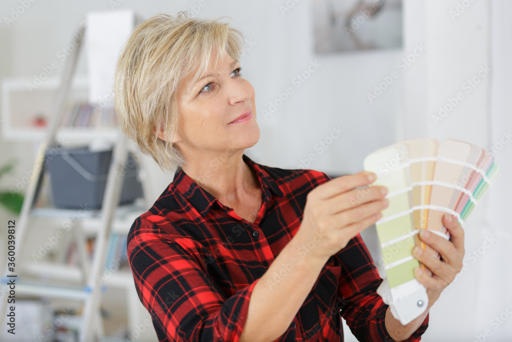 Ταπετσαρία senior woman deciding on a new paint color