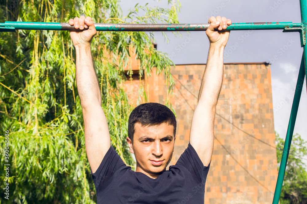 it is tightened to a horizontal bar it is tightened to a horizontal bar