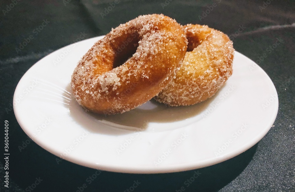 Título: Beautiful sugary and homemade donuts

