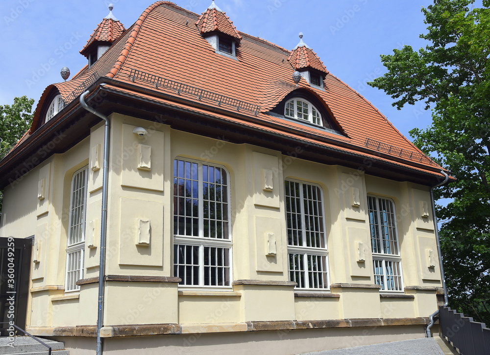 Gebäudeteil von Schloss Sonnenstein vor strahlend blauem Himmel Gebäudeteil von Schloss Sonnenstein vor strahlend blauem Himmel