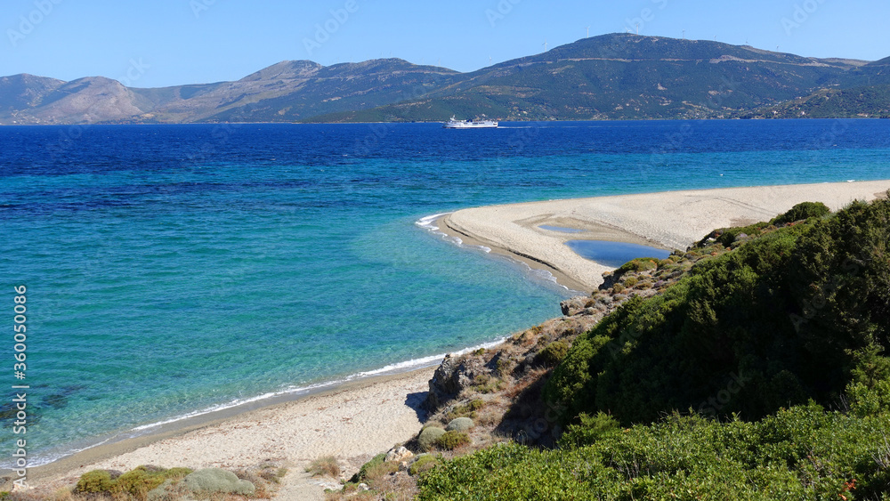 Fototapeta premium Beautiful secluded tropical exotic peninsula sandy bay and beach with emerald sea
