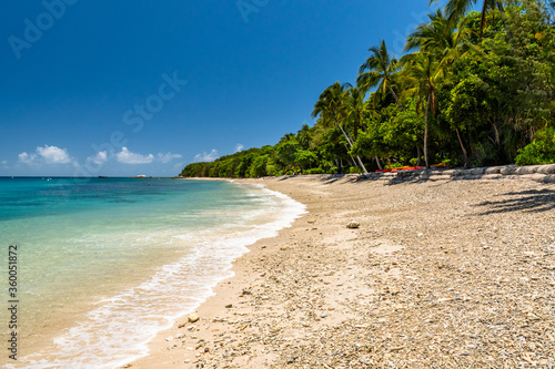 Fototapeta Naklejka Na Ścianę i Meble -  Fitzroy tropical Island beach in a sunny day