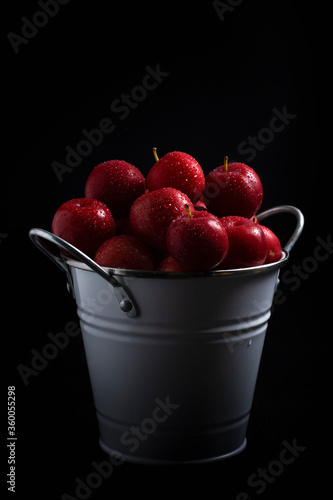 Foto cereza en un balde de metal con fondo engro