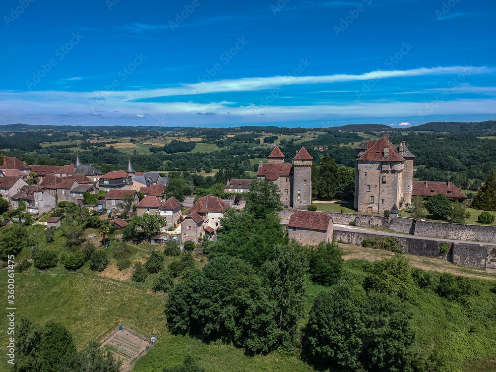 Curemonte (Corrèze, France) - Vue aérienne des châteaux de Plas et Saint Hilaire