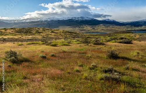 valle colorido con vista a las montañas - Parque Torres del Paine (sarmiento)