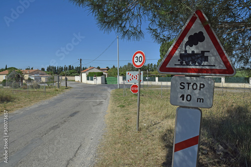 Panneau : panneaux croisement avec une voie ferrée sans barrière, stop, vitesse limitée à 30 kmh. photo