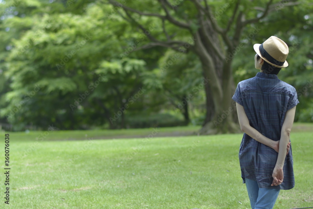 Asian young women. like spending time in the middle of nature. wear a hat at a rakish angle. blurred background with copy space. Asian young women. like spending time in the middle of nature. wear a hat at a rakish angle. blurred background with copy space.