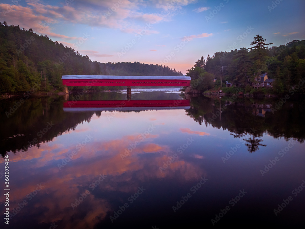 Obraz premium Aerial view of Wooden covered bridge in Canada