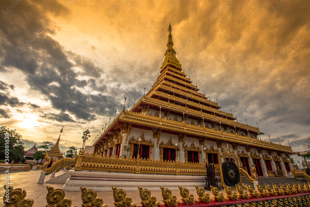 Background of the major tourist attractions in Khon Kaen (Phra Mahathat Kaen Nakhon) is a large pagoda with 9 floors, Thai tourists and foreigners come to see the beauty and travel in Thailand always.