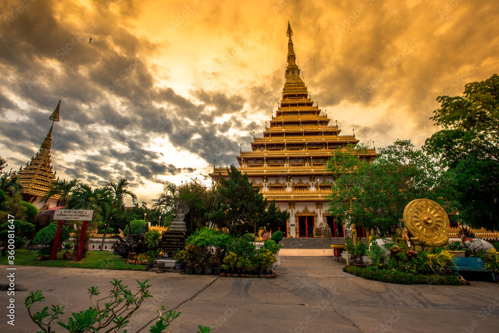 Fototapeta premium Tło głównych atrakcji turystycznych w Khon Kaen (Phra Mahathat Kaen Nakhon) to duża pagoda z 9 piętrami, tajscy turyści i obcokrajowcy zawsze przyjeżdżają, aby zobaczyć piękno i podróżować po Tajlandii.