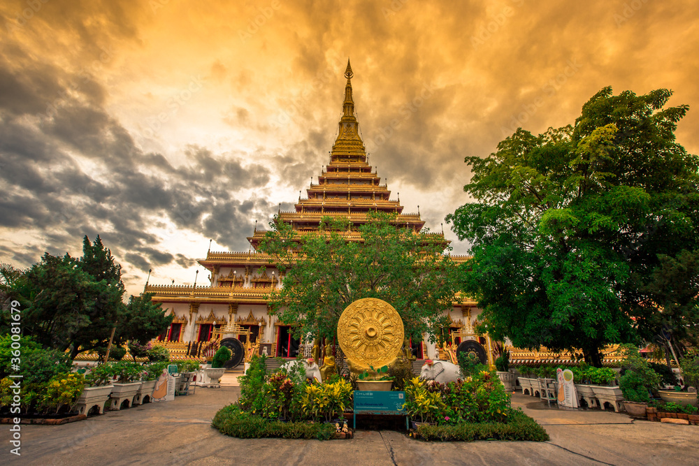 Background of the major tourist attractions in Khon Kaen (Phra Mahathat Kaen Nakhon) is a large pagoda with 9 floors, Thai tourists and foreigners come to see the beauty and travel in Thailand always.