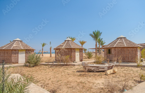 Three straw houses on the shore of the Red Sea © gummy-beer