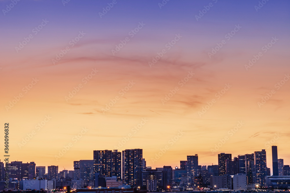夕焼けの空と高層ビル群
