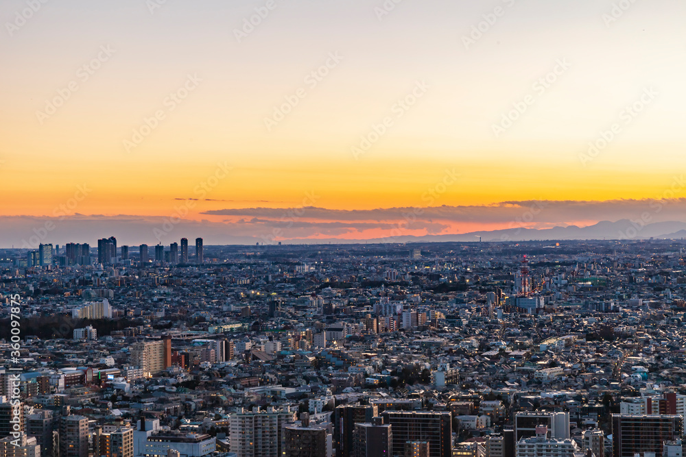 夕焼けの空と東京都市風景