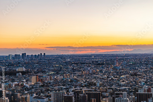 夕焼けの空と東京都市風景 © かめさん