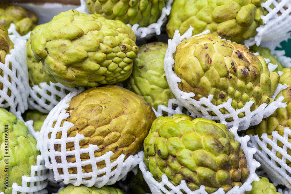 Barraca em mercado com diversas frutas em exposição incluindo laranja, ameixa, mexerica, fruta do conde. Barraca em mercado com diversas frutas em exposição incluindo laranja, ameixa, mexerica, fruta do conde.