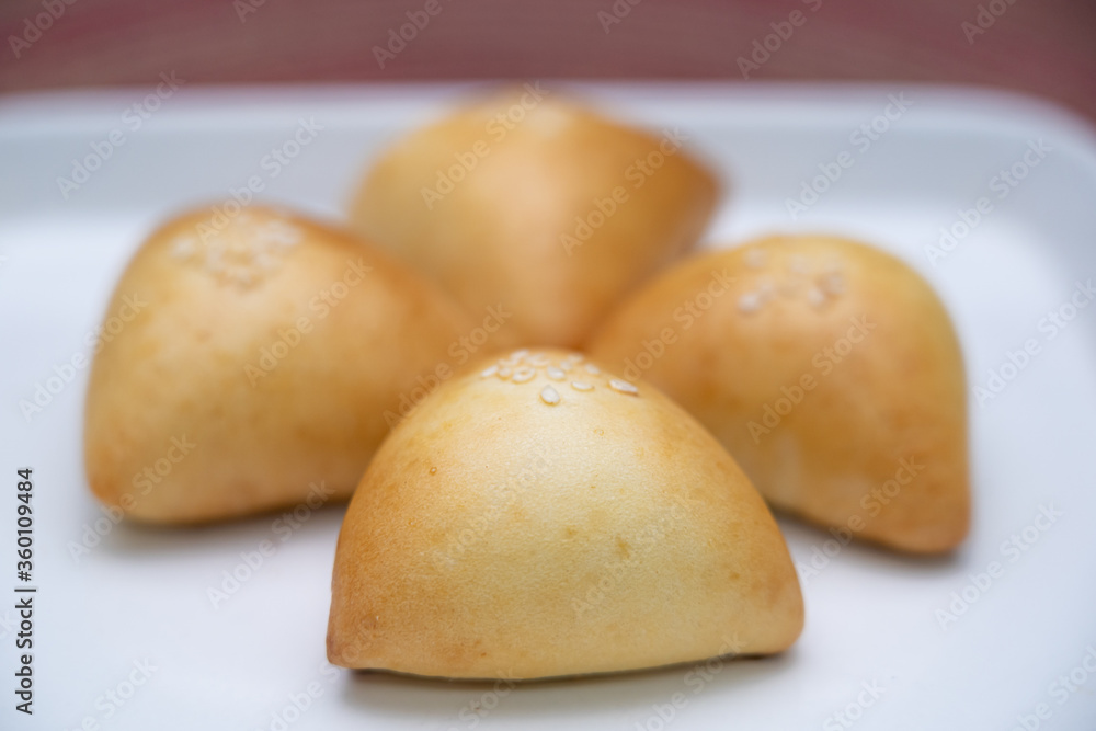 Deliciosos salgados de esfihas e bolinhos recheados de carne Deliciosos salgados de esfihas e bolinhos recheados de carne