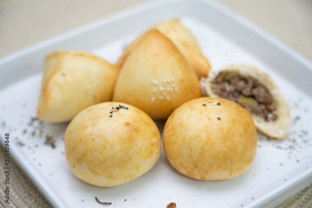 Deliciosos salgados de esfihas e bolinhos recheados de carne Deliciosos salgados de esfihas e bolinhos recheados de carne