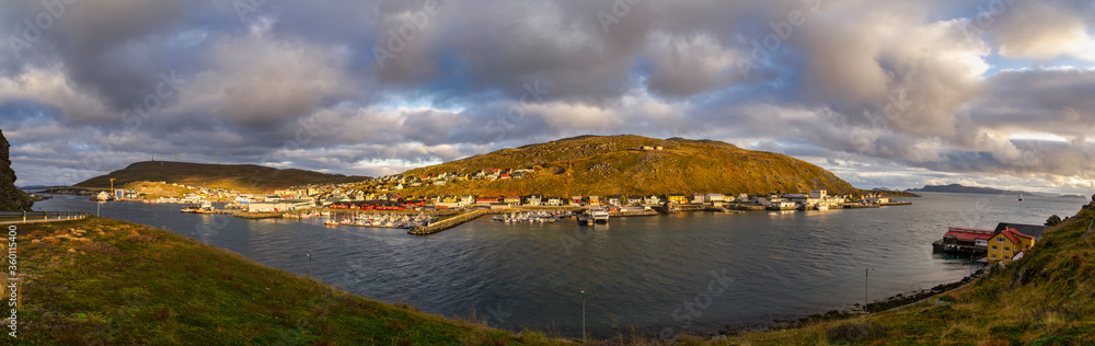 Panoramablick auf Havoysund auf der Insel Havoya, Finnmark, Norwegen
