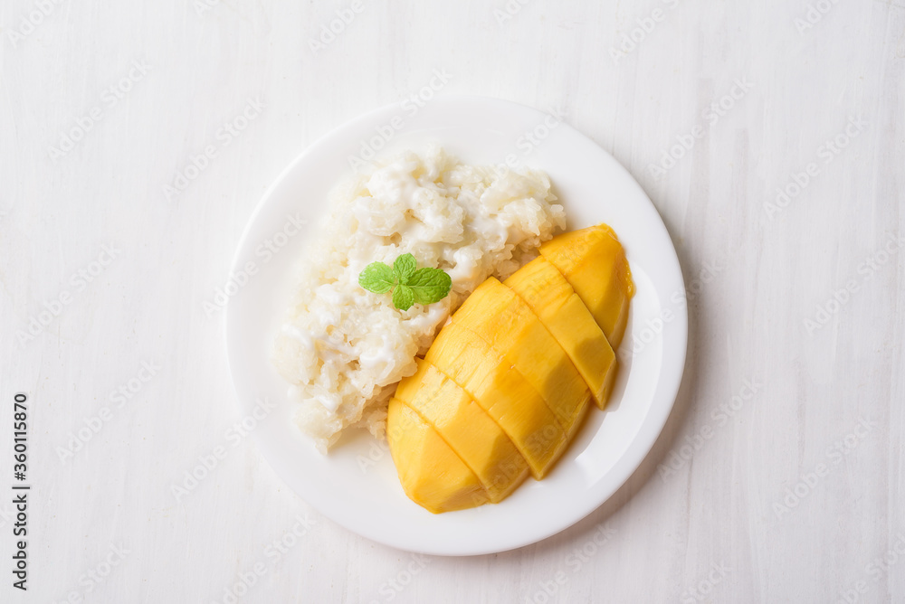 Mango sticky rice on plate, Thai dessert (Khao Niew Ma Muang)	
